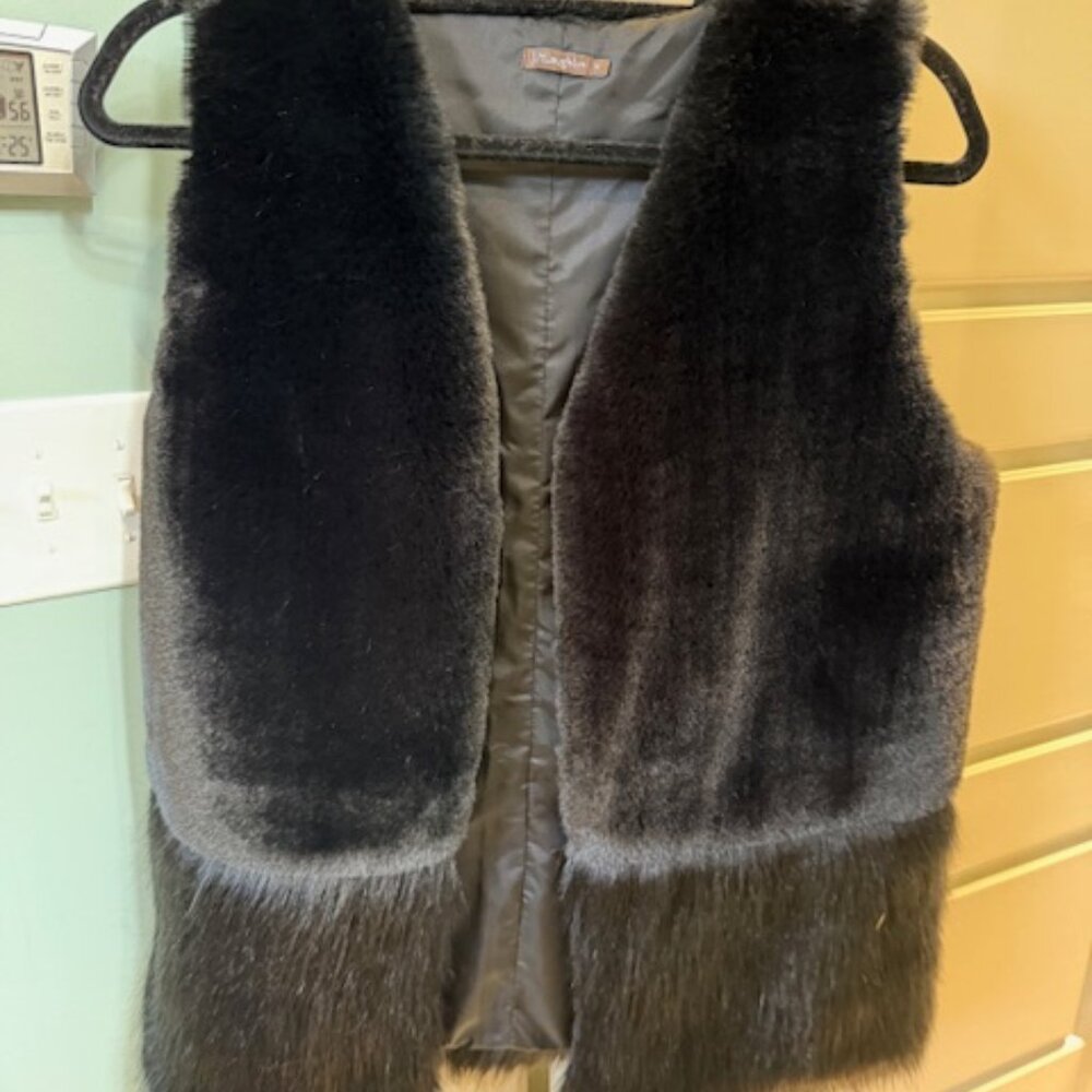 J McLaughlin Black Faux fur vest - Size M